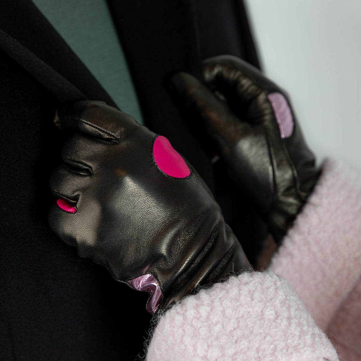 Naisten nahkakäsine, pinkkipallot